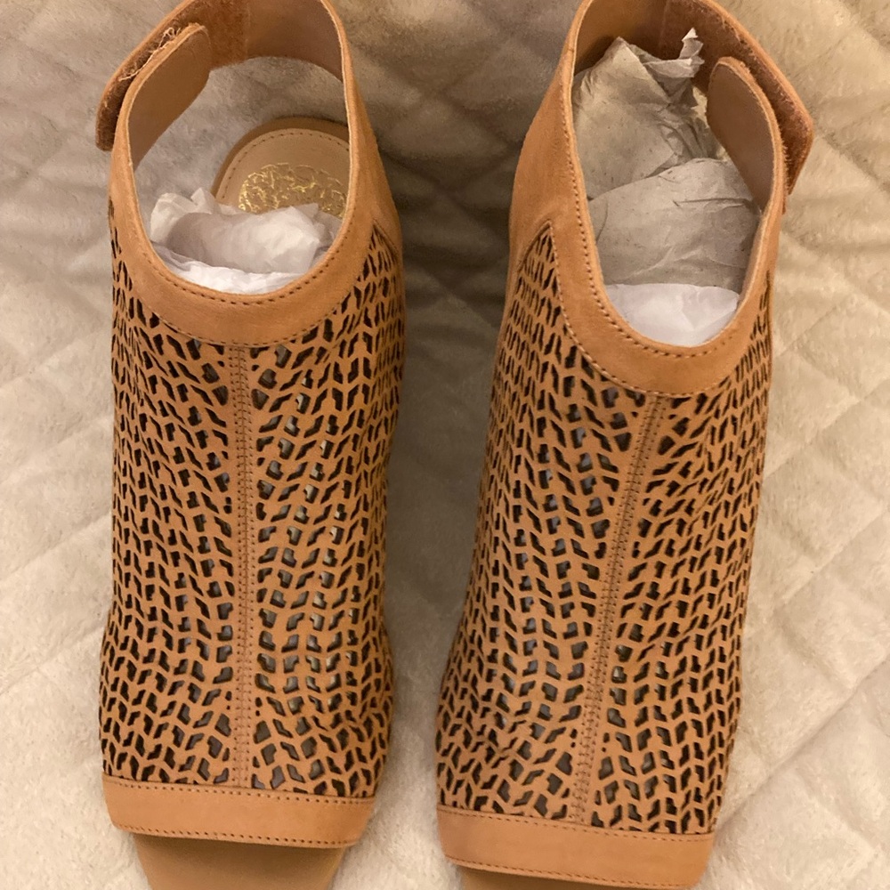 Vince Camuto Dastana peep toe stacked heel 3.5” heel cutouts velcro clisure